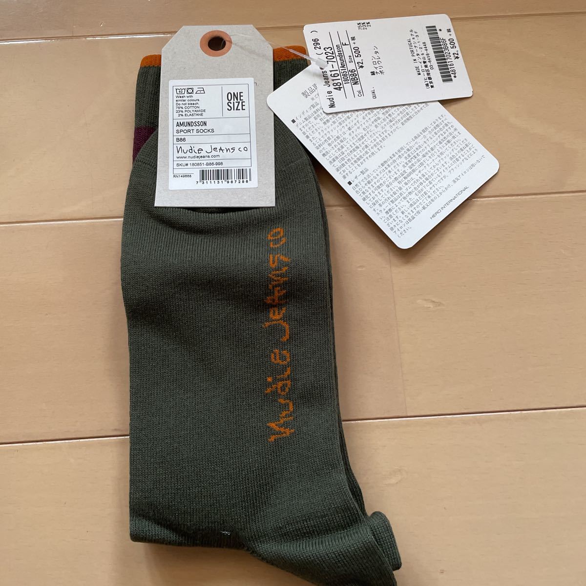 送料込み　新品タグ付き　ヌーディージーンズ Nudie JeAns ソックス 靴下 AMUNDSSON SPORT SOCKS カーキ色　送料無料