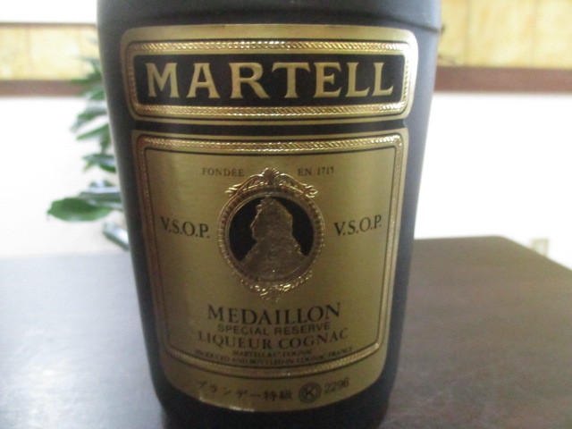 未開栓品 古酒 MARTELL VSOP MEDAILLON マーテル メダイヨン スペシャルリザーブ コニャック ブランデー特級 700ml 40% 冊子 木箱付き_画像2