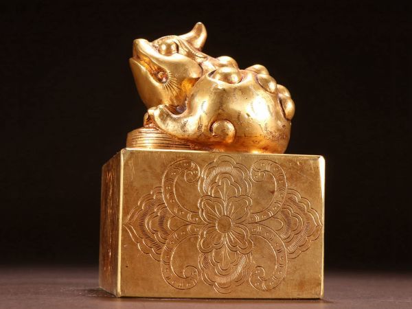 瓏】古銅鏨刻彫 塗金瑞獣鈕印章 時代物 古置物擺件 銅器 中国古賞物 蔵出-