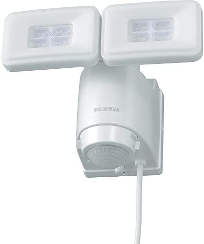 【送料無料】アイリスオーヤマ コンセント式 LED人感センサーライト 防水仕様 明るさ2400ルーメン コンセント3m