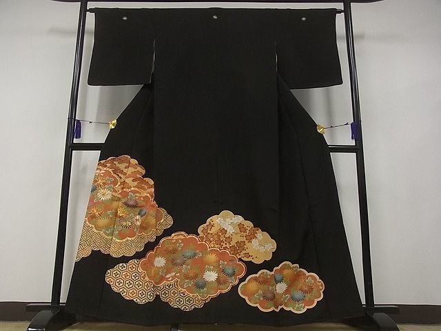 ヤフオク! - 着物屋こころ□豪華黒留袖 駒刺繍 雲取り吉祥花文 金彩 着...