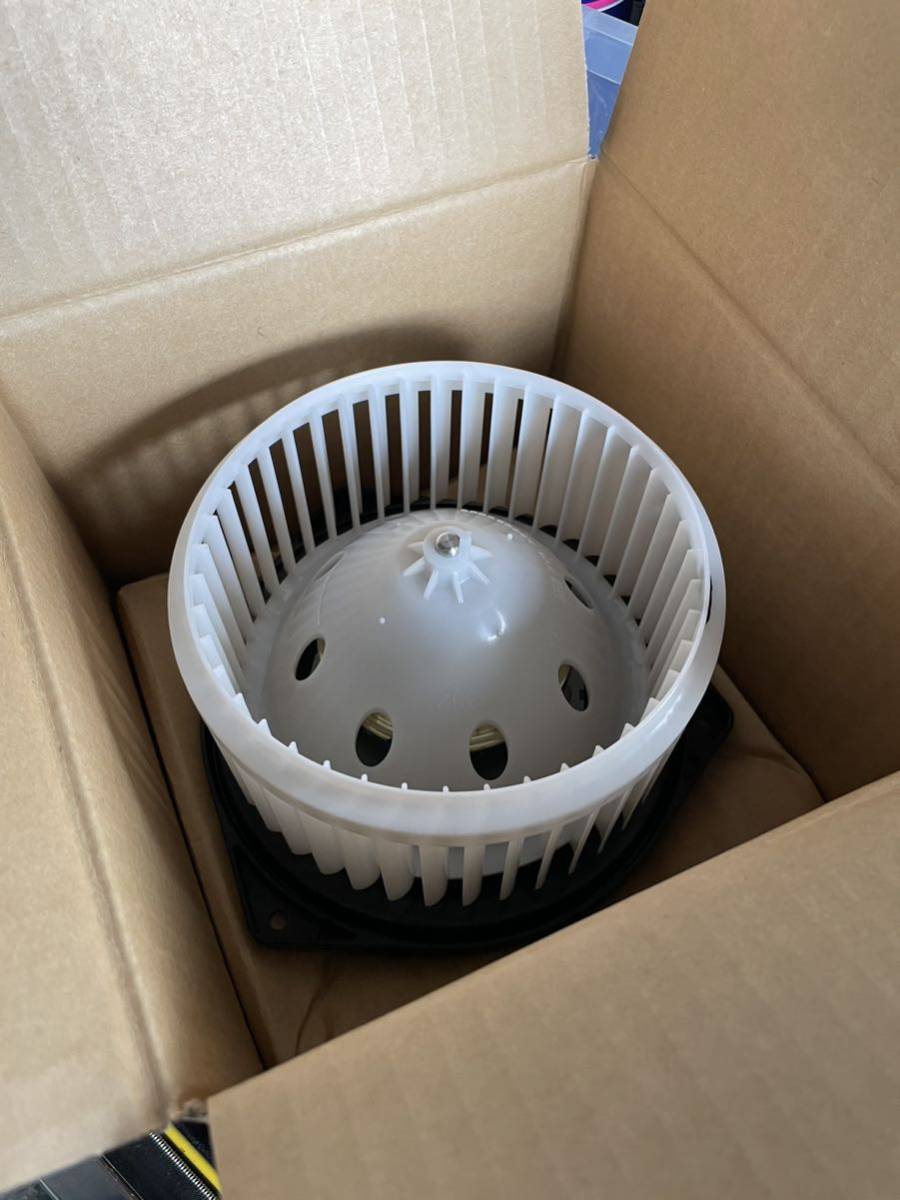 UDトラックス 純正部品 ブロアモーター 新品未使用 クオン 27211 UDトラックス 純正部品 ブロアモーター 新品未使用 クオン 27211