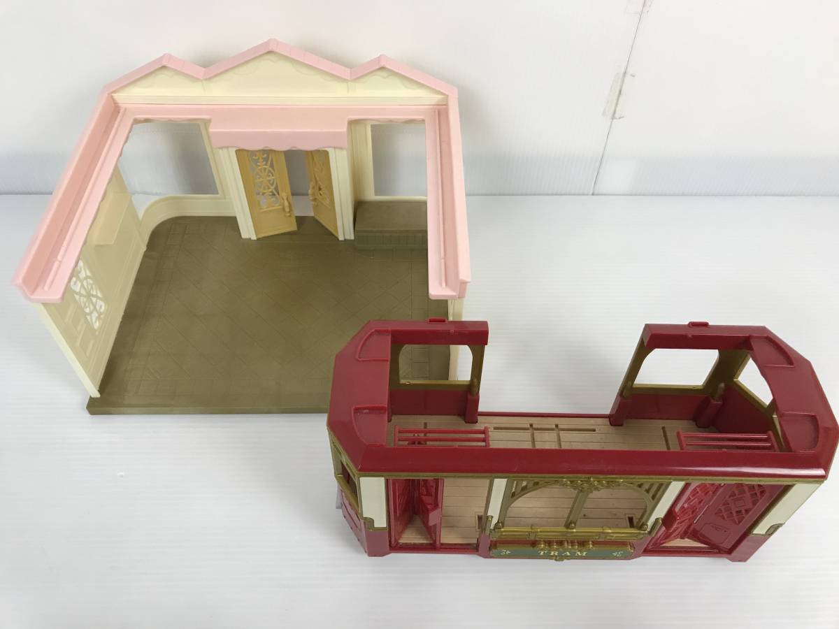 シルバニアファミリー 家 人形 車 電車 小物 家具 いろいろ まとめて 大量 セット トラム クルーズ おもちゃの画像4