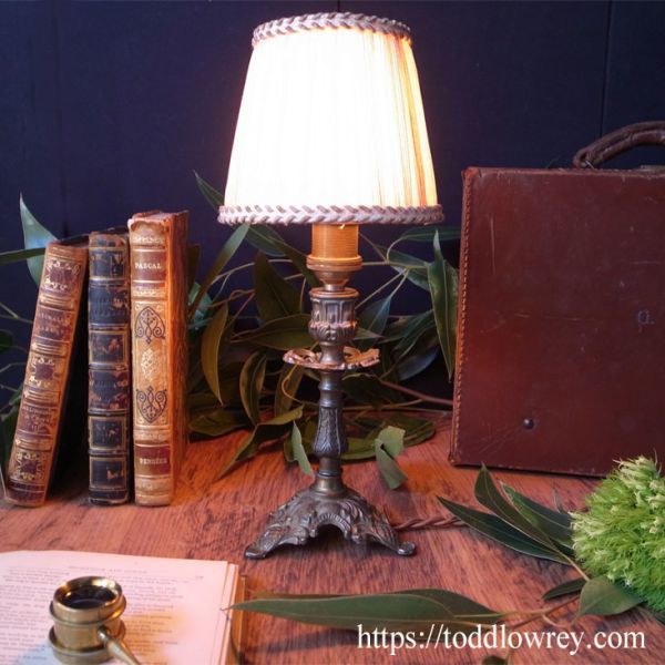 【豊かで細かな装飾をもつ小さな灯】フランス アンティーク 照明 テーブルランプ ロココ◆Antique Louis XV Style Brass Table Lamp◆