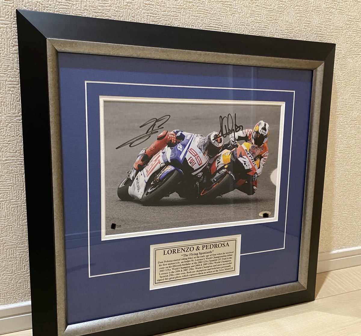 激レア 世界で50個 ホルヘ ロレンソ ダニ ペドロサ 2010 直筆サイン入りフォト COA付き YZR-M1 RC212V MotoGP ロッシ マルケス_画像1