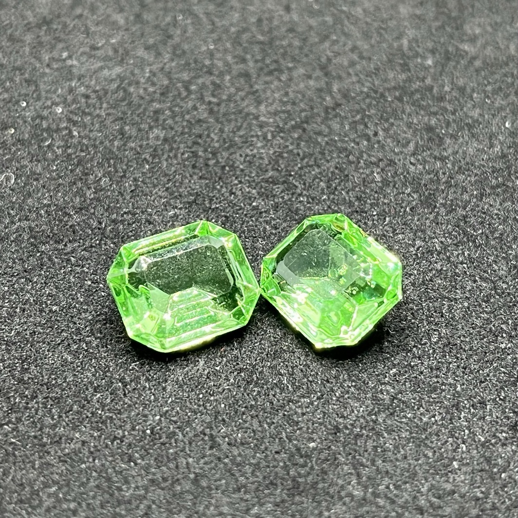 再入荷 ウランガラス ルース エメラルドカット 緑 12mm×10mm 2粒_画像2