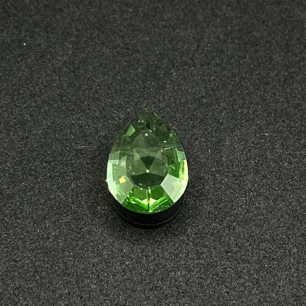 絶妙なデザイン ウランガラス 1粒 18mm(薄) 緑 ペアドロップ ルース