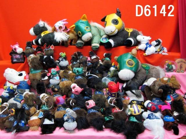 D6142L ☆競馬 名馬 うま 美品 グッズレア品あり☆優勝記念 ピンバッジ など ぬいぐるみ 大量 セット おまとめです_画像1