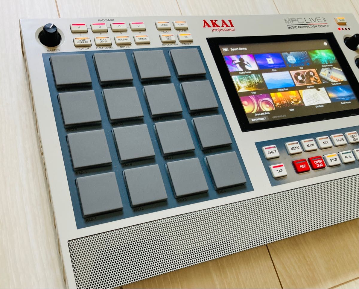AKAI MPC LIVE II special retro edition バッグ&カバー付 美品 AKAI MPC LIVE II special retro edition バッグ&カバー付 美品