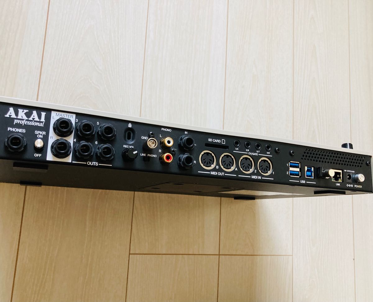 AKAI MPC LIVE II special retro edition バッグ&カバー付 美品 AKAI MPC LIVE II special retro edition バッグ&カバー付 美品
