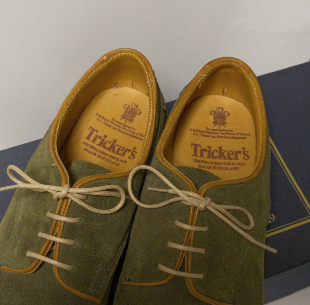 新品 送料無料 トリッカーズ Trickers UK7.5 26cmから26.5cm ウィズ5 スエード オリーブ ビブラム