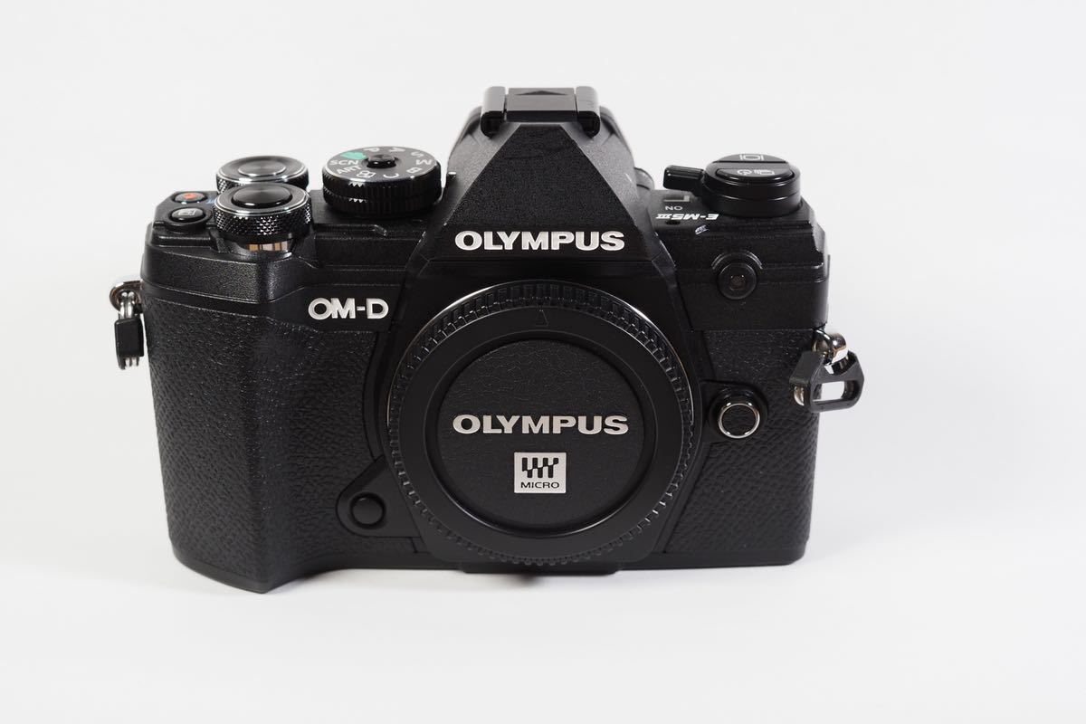 OLYMPUS オリンパス OM-D E-M5 Mark III ボディ ブラック　レンズフィルター付き