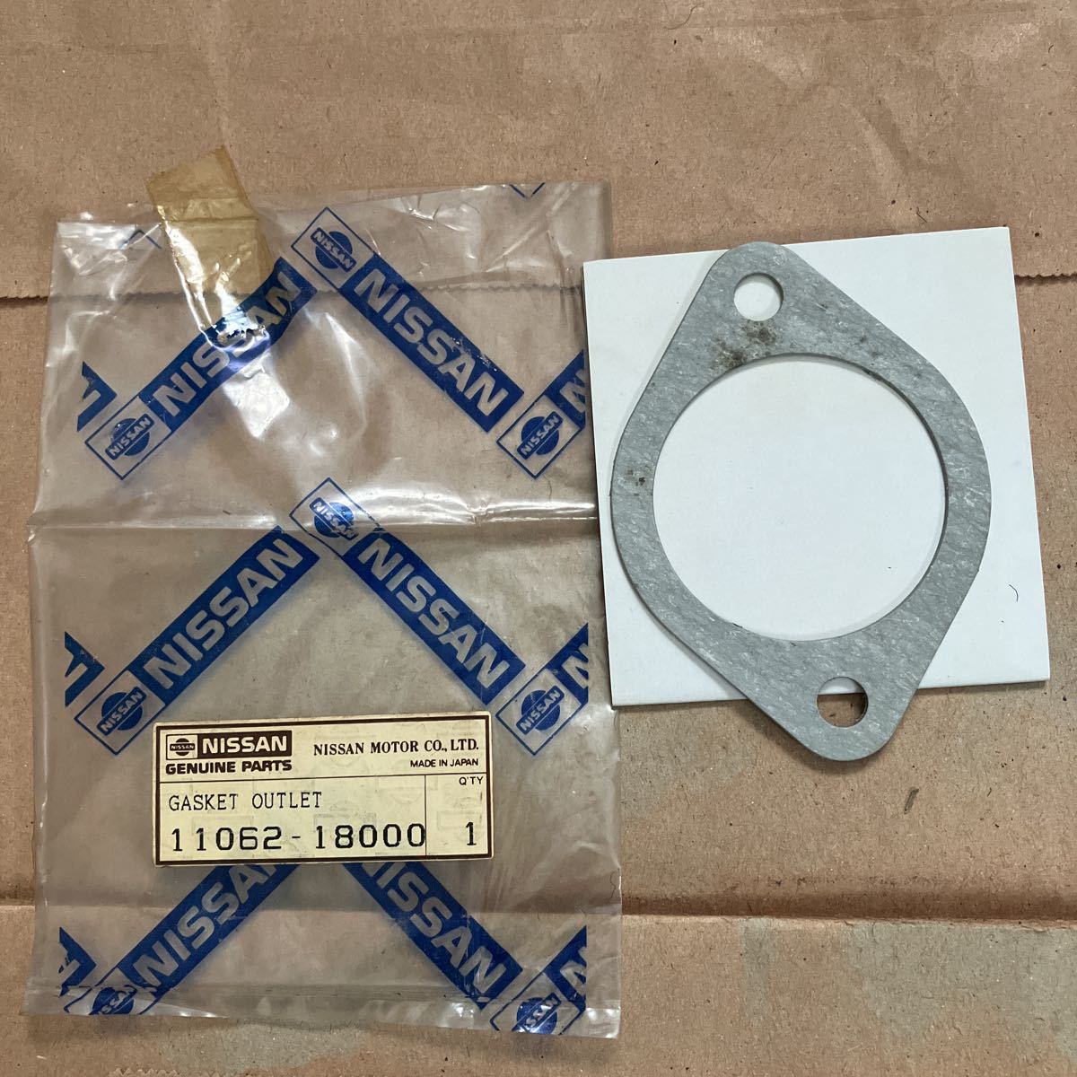 日産純正部品11062-18000 GASKET OUTLET ウォーターアウトレットガスケット　SP311もしくはB10もしくはKGC10_画像2