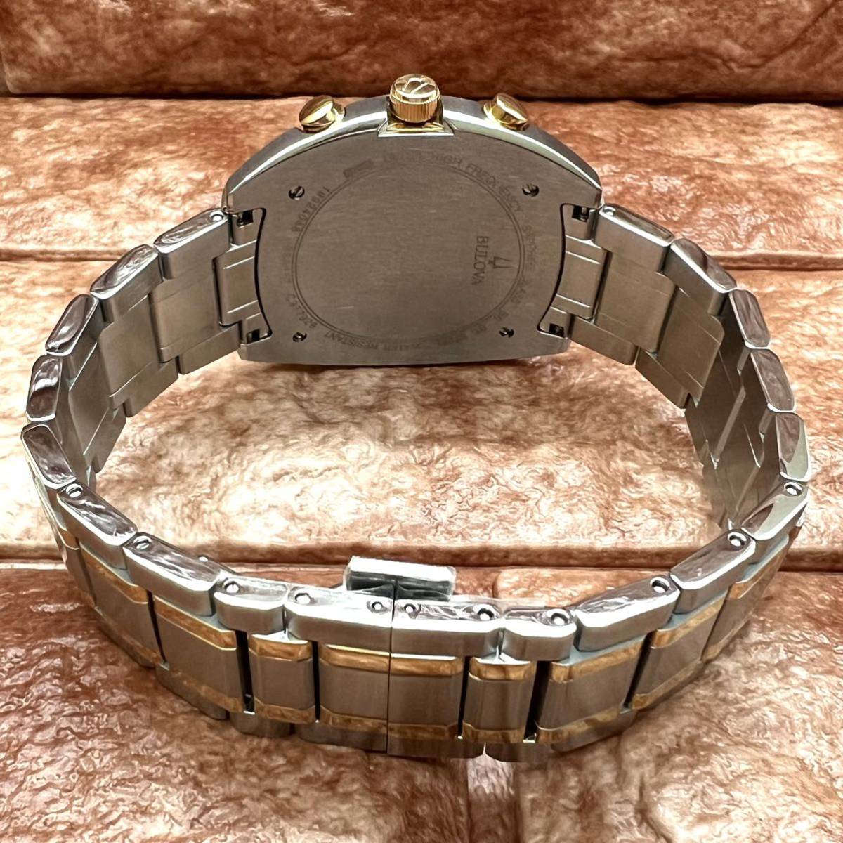 新品未使用】BULOVA CURV/ブローバ/メンズ腕時計/クォーツ/箱付