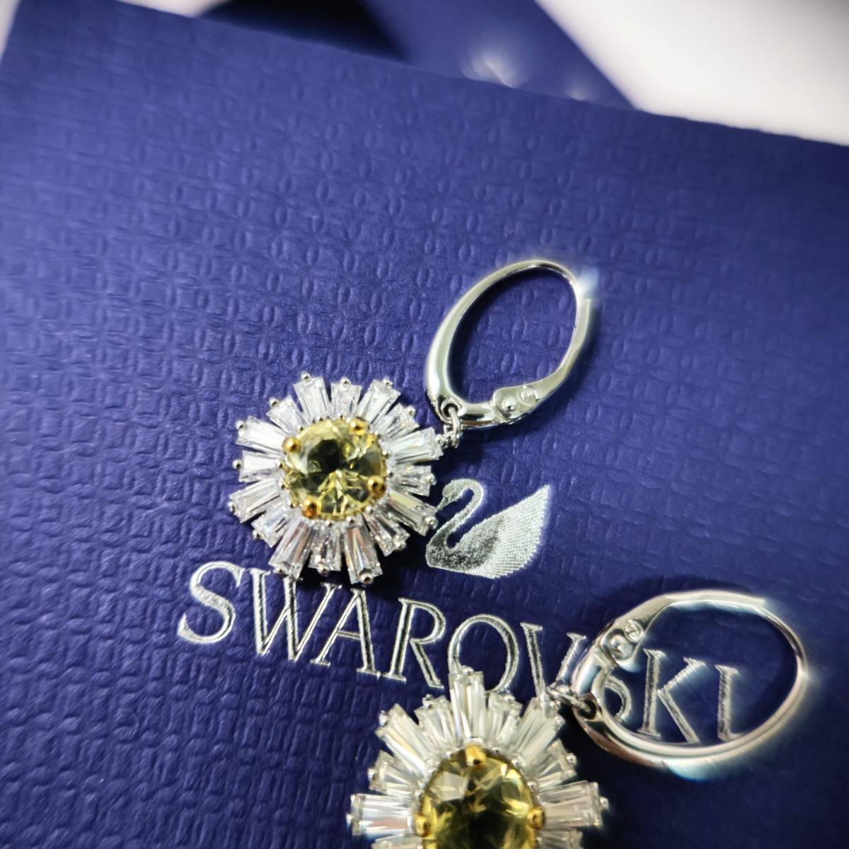 SWAROVSKIスワロフスキーSunshineサンシャインフープピアス-