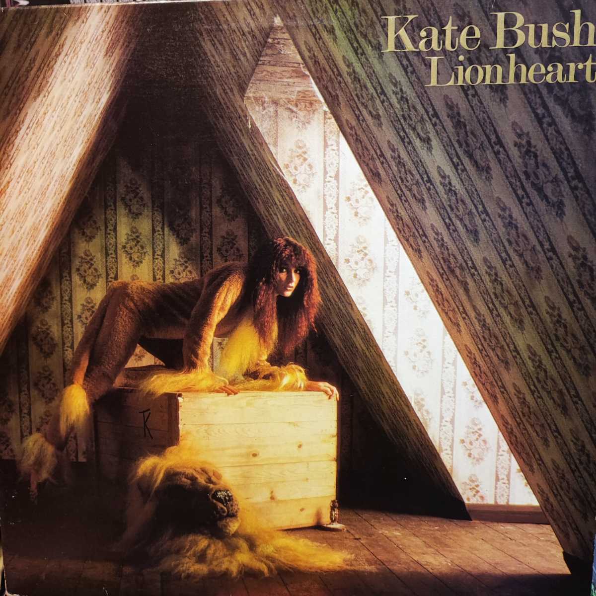 LP UKORG ケイト・ブッシュ LION HEART KATE BUSH 初回エンボスジャケ タワレコスリーブ_画像1