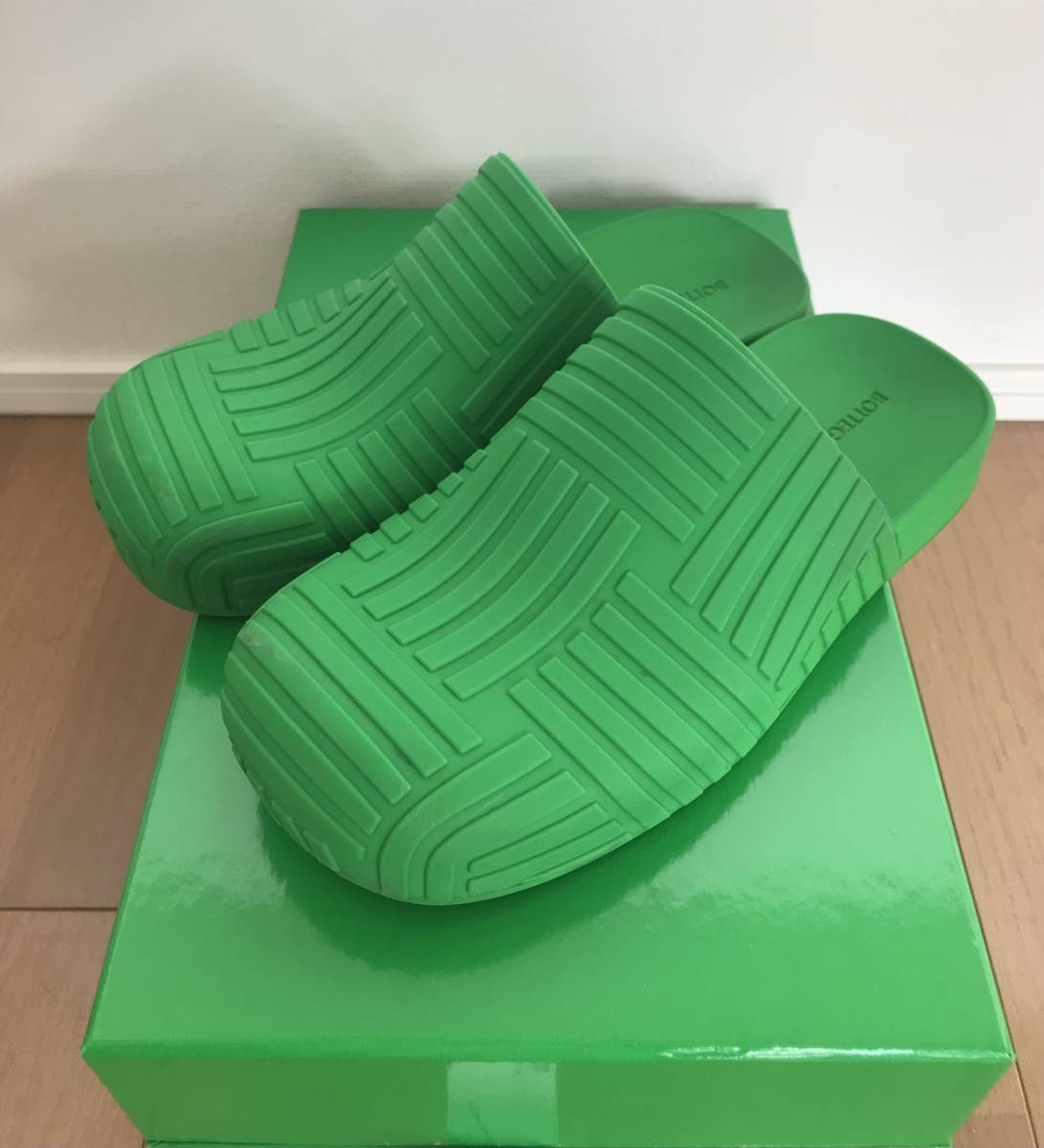 BOTTEGA VENETA スライダー ラバーサンダル ボッテガヴェネタ グリーン