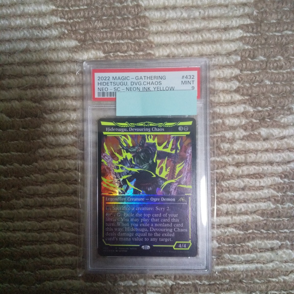 世界で18枚【PSA9】貪る混沌、碑出告 ネオンインク 黄 foil 英語版