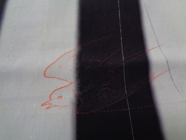 c444-60 着物 ほどき 正絹 ちりめん 手描き染 透かし織 縞燕文 はぎれ リメイク素材_画像2