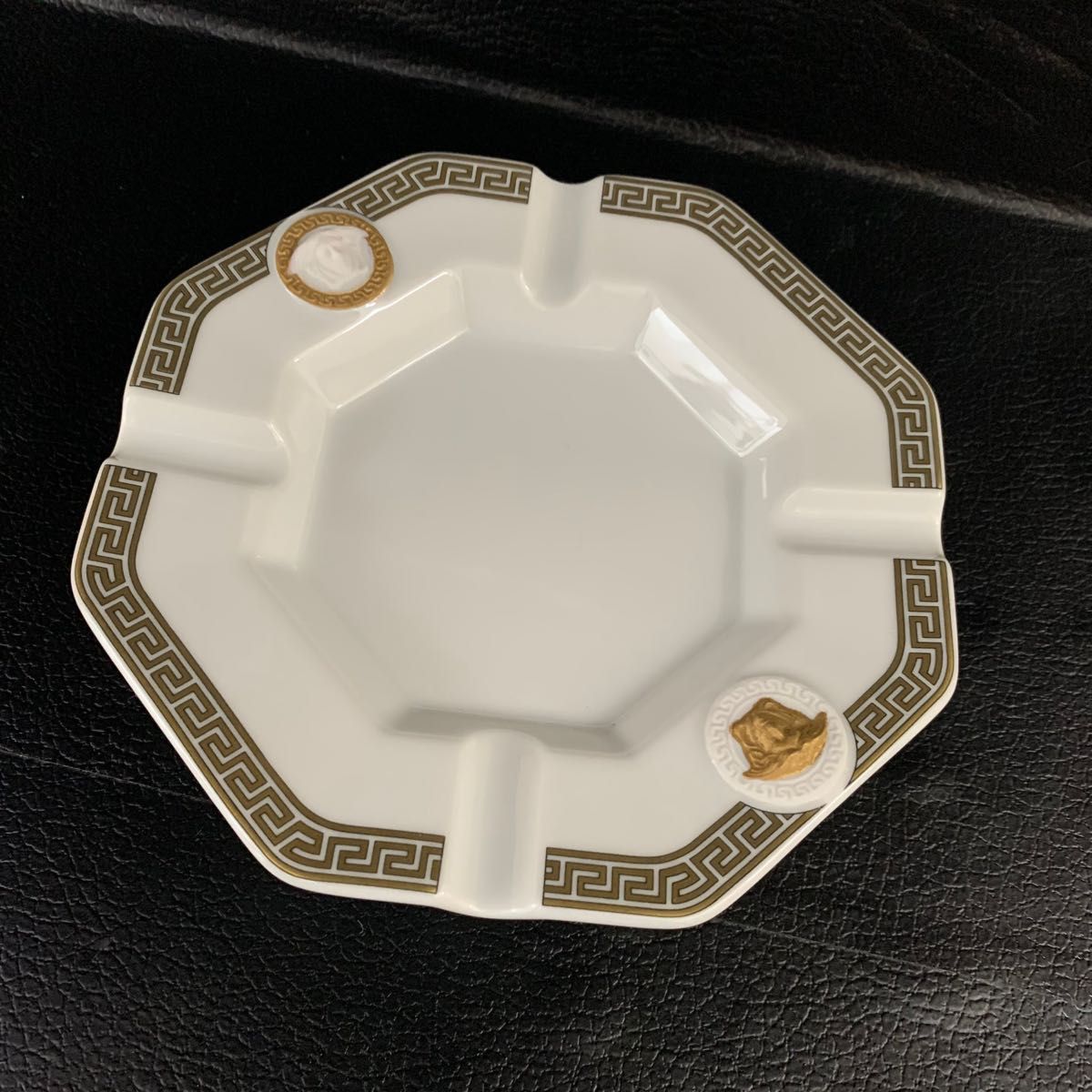 未使用】ヴェルサーチ 灰皿 アッシュトレイ メデューサ 白 14cm 未使用】ヴェルサーチ 灰皿 アッシュトレイ メデューサ 白 14cm