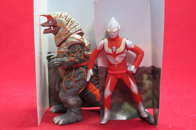 開封未使用品 ウルトラマンティガ(パワータイプ) vs ゴルザ(強化型