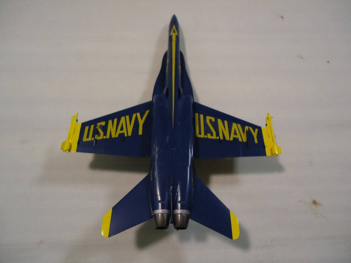 アメリカ海軍 F/A-18F スーパーホーネット ブルーエンジェルス 75周年記念塗装 プラモデル 完成品_画像5