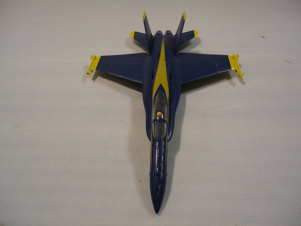 アメリカ海軍 F/A-18F スーパーホーネット ブルーエンジェルス 75周年記念塗装 プラモデル 完成品_画像2