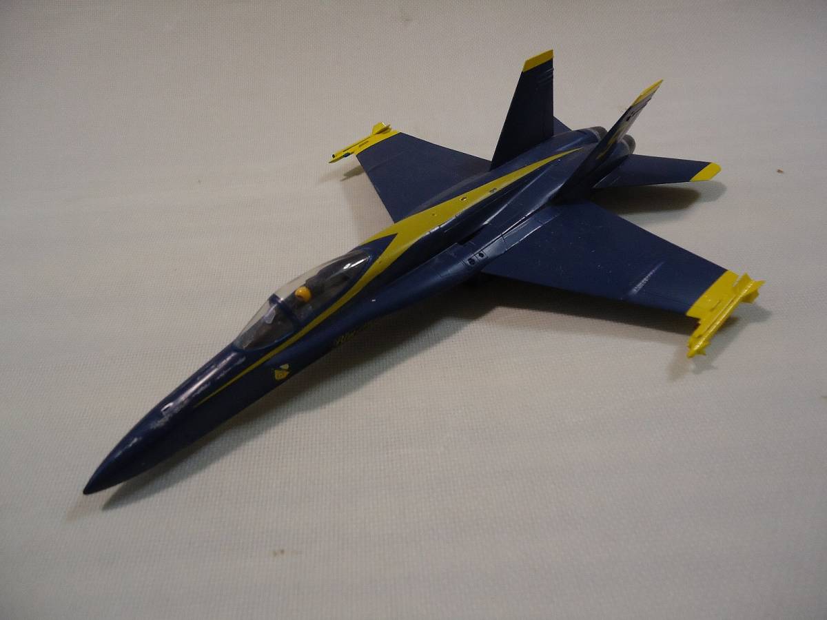 アメリカ海軍 F/A-18F スーパーホーネット ブルーエンジェルス 75周年記念塗装 プラモデル 完成品_画像1