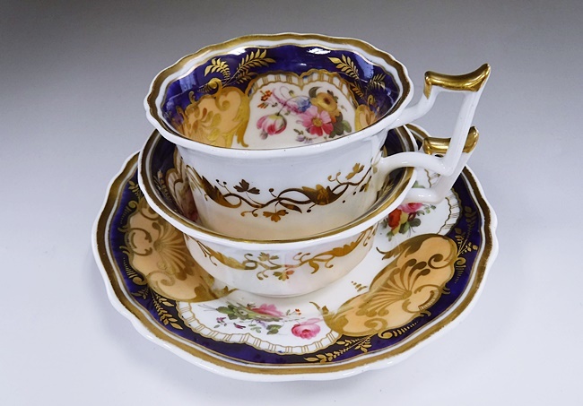 ◆英国アンティーク◆イェーツ窯◆花紋2カップ&1ソーサートリオ◆工芸品
