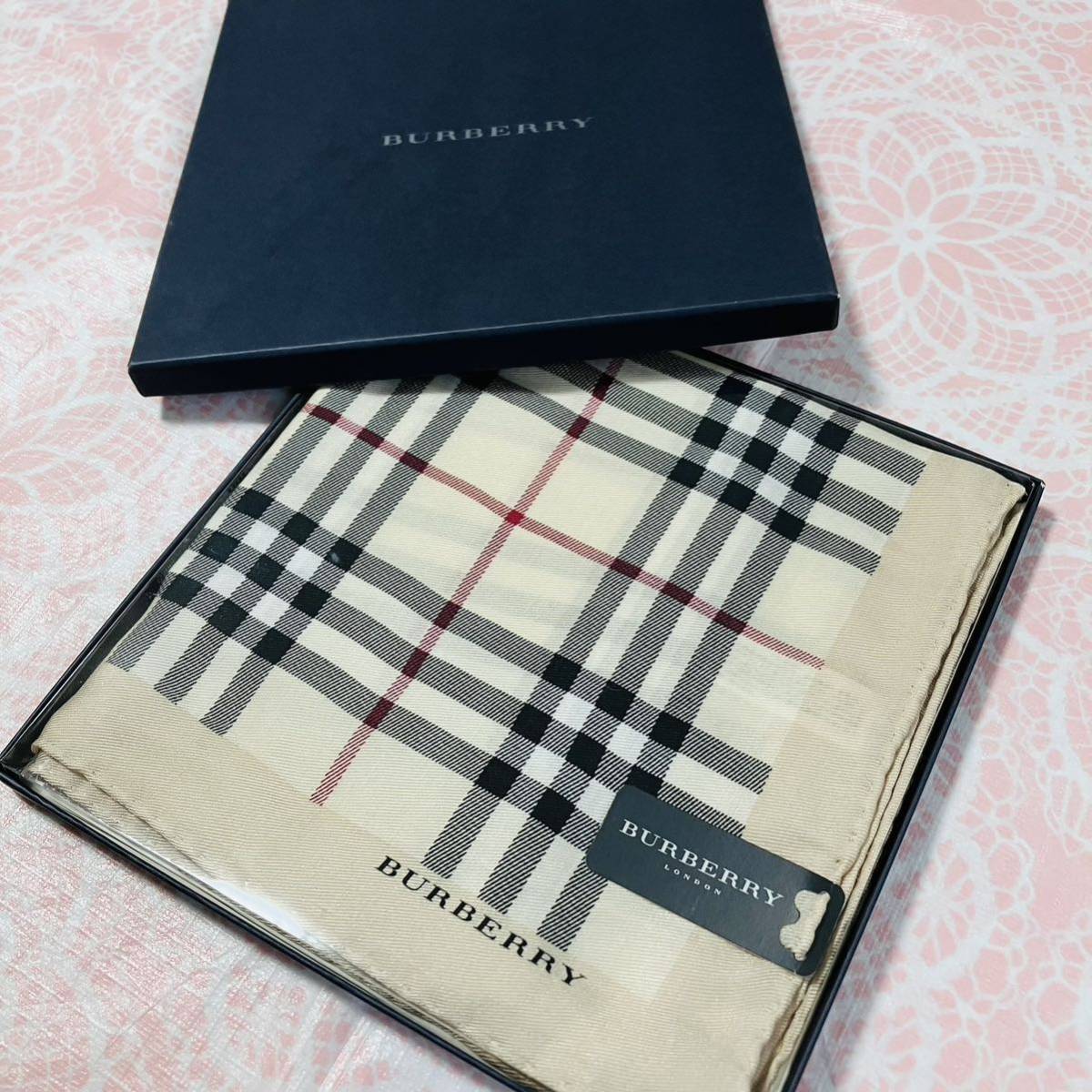 【人気柄シルク】新品/BURBERRY/大判ハンカチ/正規品/バーバリー/未使用/即決/ノバチェック/レディース/58cm/スカーフ/ストール/箱あり_画像1