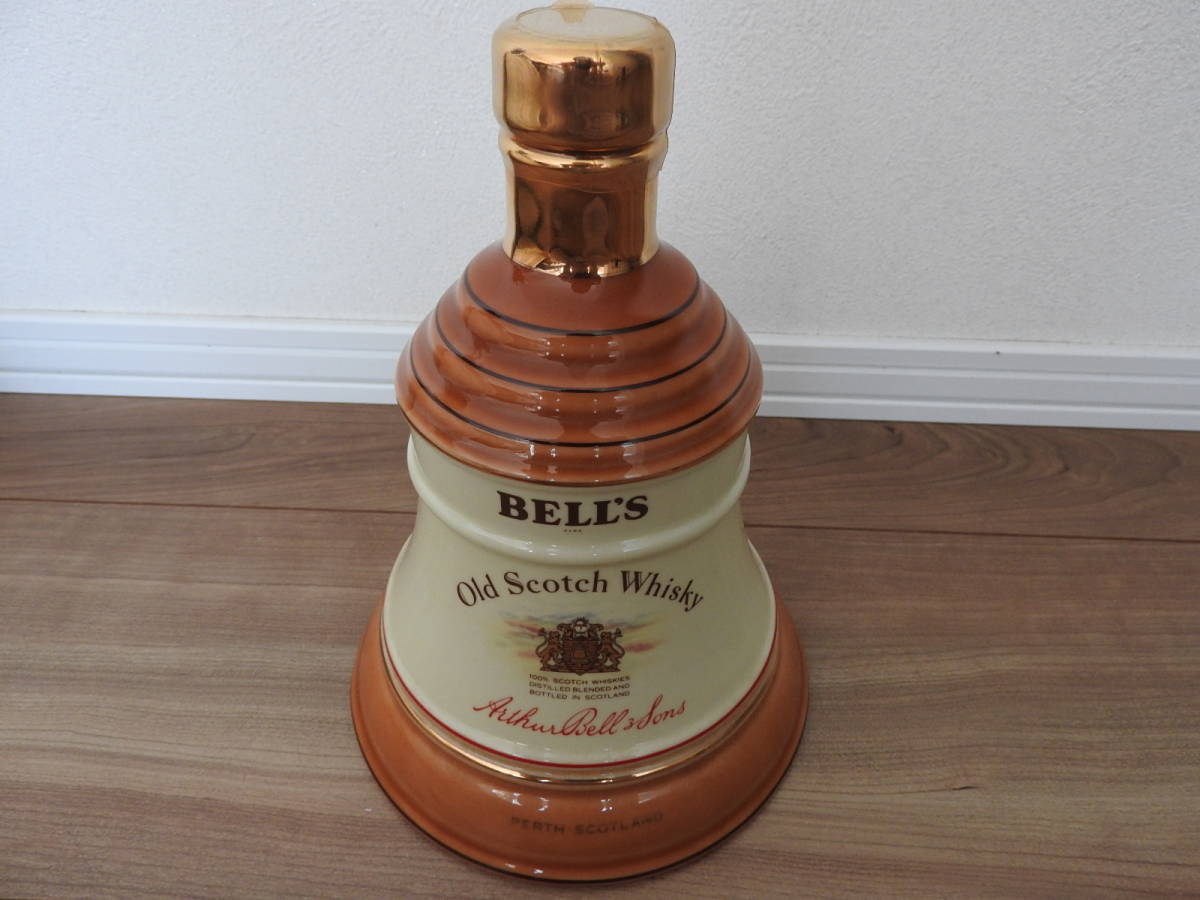 ★☆送料無料　未開栓 BELL'S ベルズ Old Scotch Whisky オールドスコッチウイスキー ベル型陶器ボトル 43％ 750ml 古酒☆★_画像1