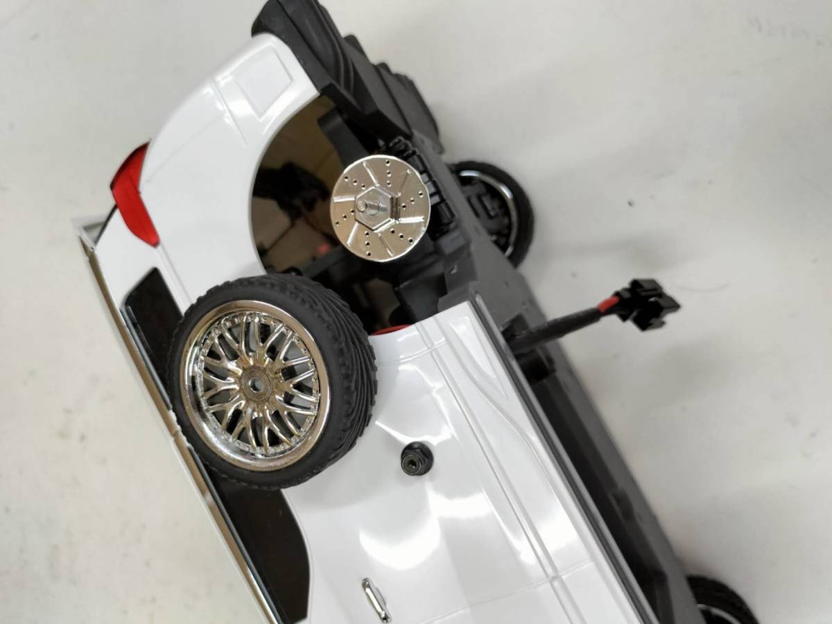 1/16サイズ　ワゴンタイプラジコンカー　ホワイト　ジャイロ機能搭載　最高時速30キロ　タイヤ2セット_画像7