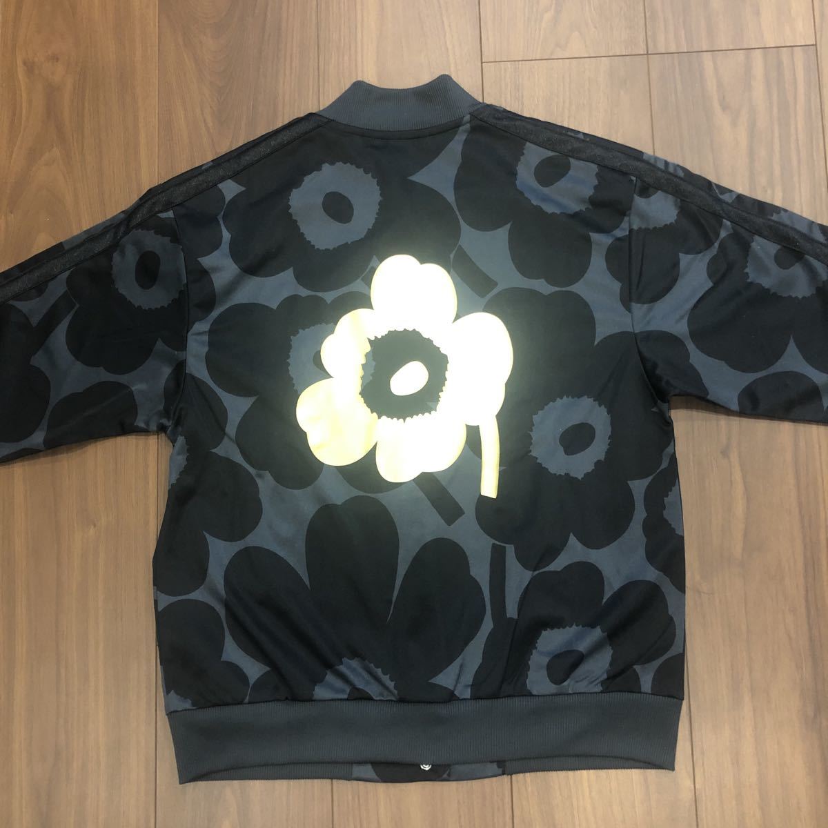 【アディダス × マリメッコ】花柄 ジャージ 上下 新品 S / セットアップ adidas marimekko ジャージ ジャケット パンツ フラワーの画像4