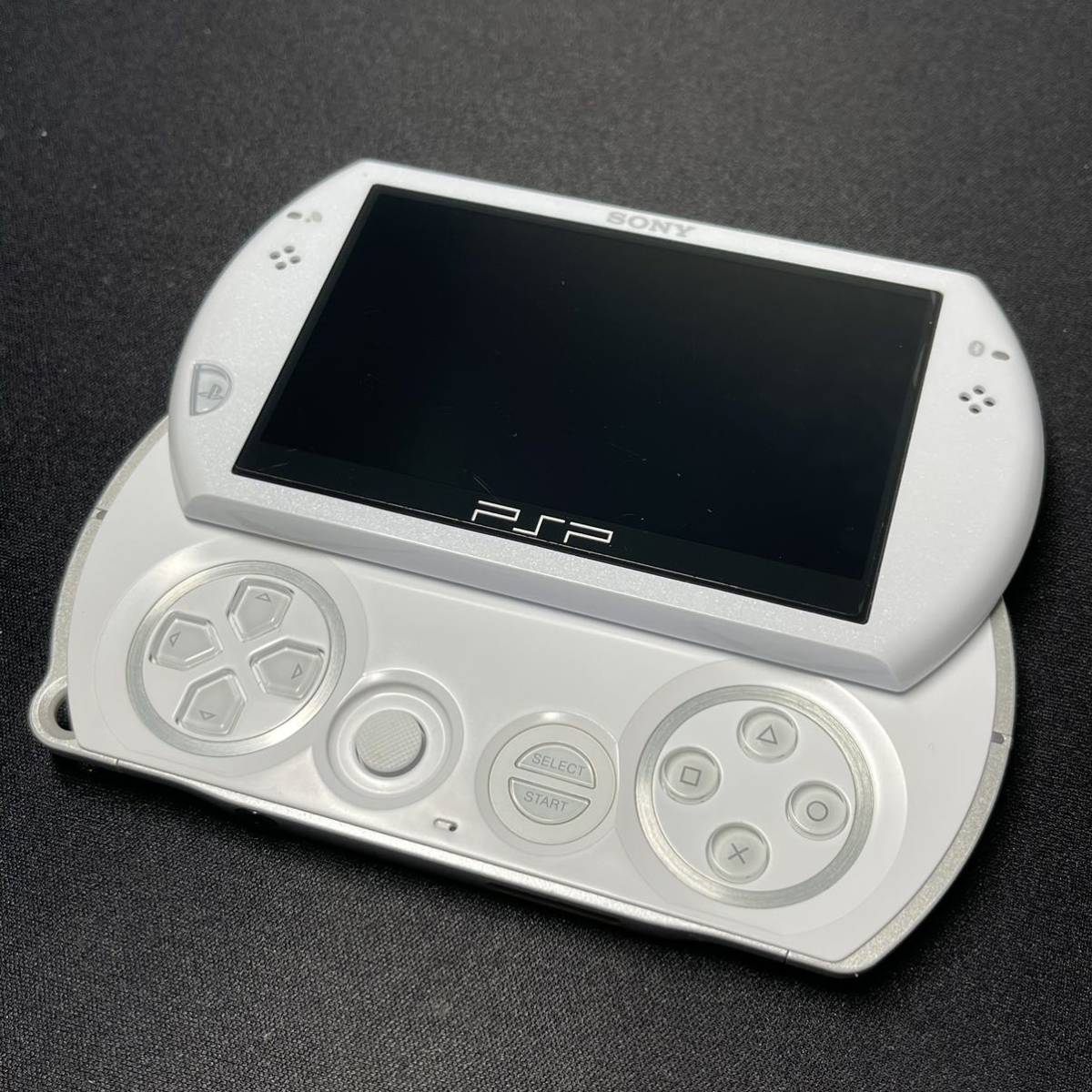 美品】SONY PSPGO PSP-N1000 ホワイト 充電器付属｜PayPayフリマ