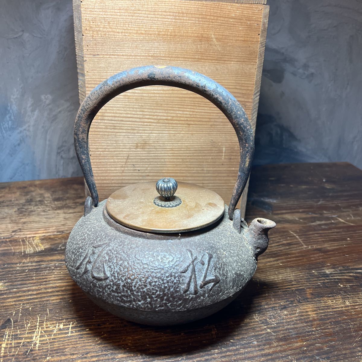 蔵出し 龍文堂造 鉄瓶 松風 銀摘 金銀象嵌 高さ20cm traversebayim.com