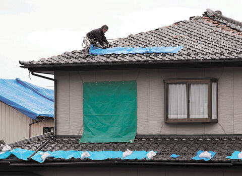  крыша ремонт * крыша строительные работы date город Fukushima город тутовик . страна видеть город круг лес блок Сироиси город наружная стена покраска 