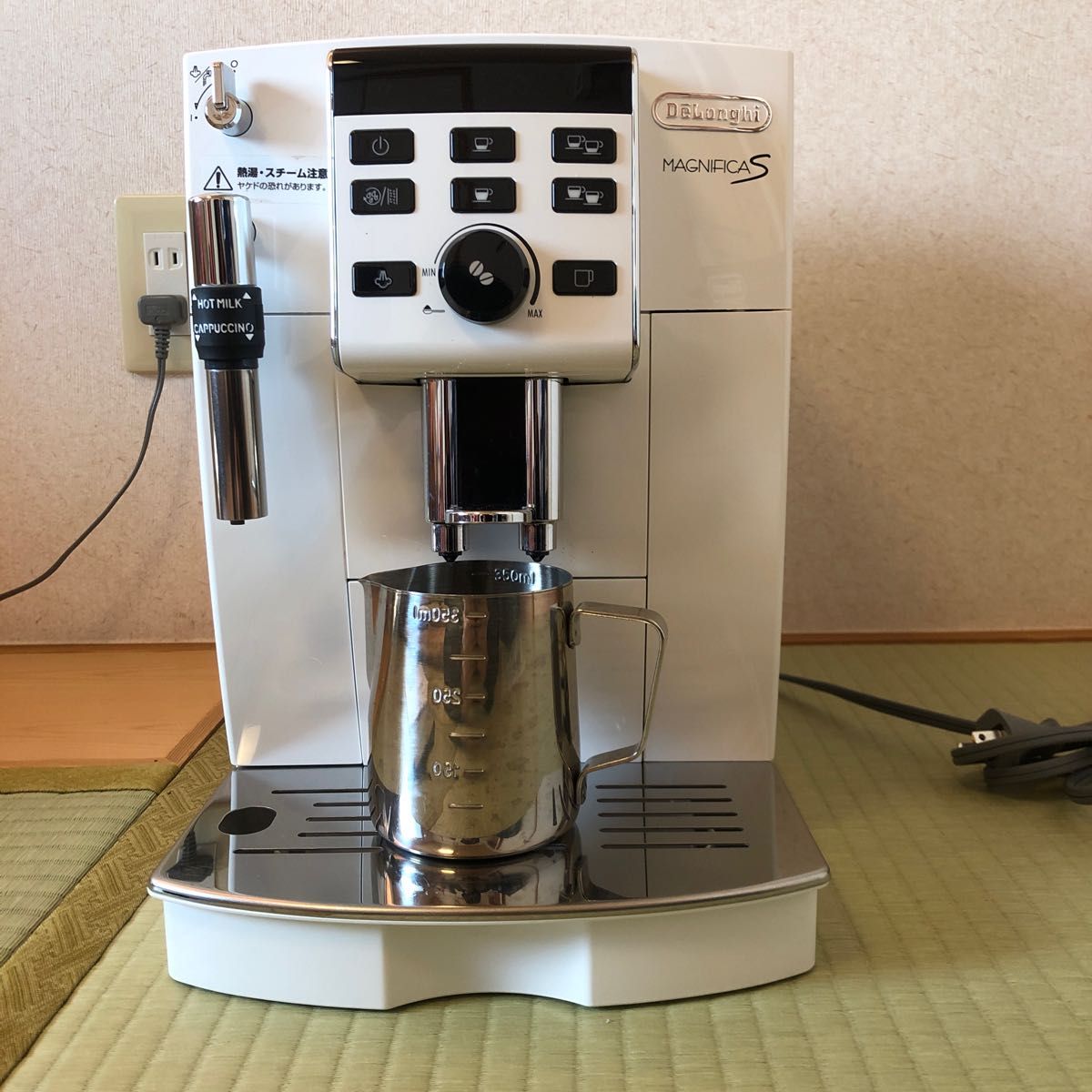 デロンギ コンパクト全自動コーヒーメーカー ホワイト ECAM23120WN