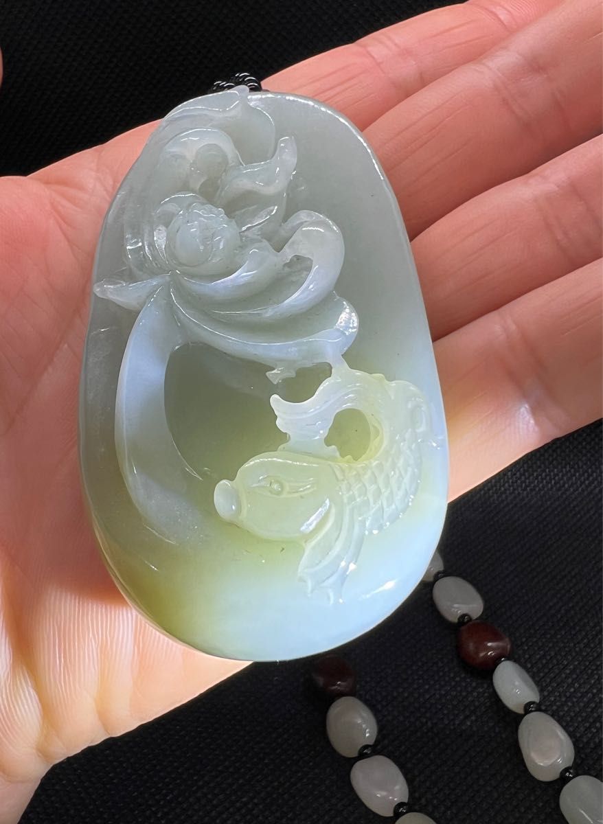 天然和田玉翡翠手作り鯉と蓮の花掘り握り石ペンダントAB626