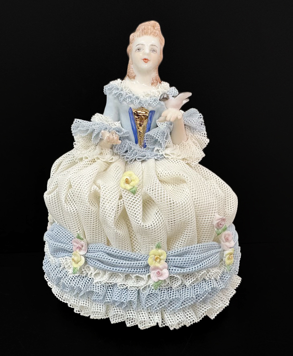 人気のクリスマスアイテムがいっぱい! 西洋 フィギュリン ブルー ロリエッタ Ireland Lolita アイリッシュドレスデン DRESDEN IRISH 9IV 人形 置物 陶器 洋風 人気のクリスマスアイテムがいっぱい! 西洋 フィギュリン ブルー ロリエッタ Ireland Lolita アイリッシュドレスデン DRESDEN IRISH 9IV 人形 置物 陶器 洋風
