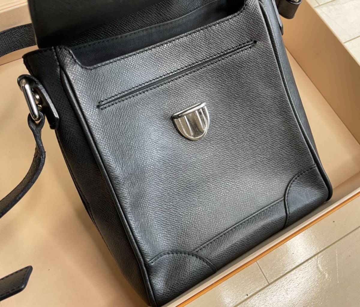 Louis Vuitton Ruka Taiga ショルダーバッグ | arvotulkki.fi