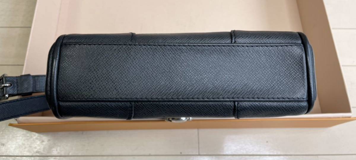 Louis Vuitton Ruka Taiga ショルダーバッグ | arvotulkki.fi