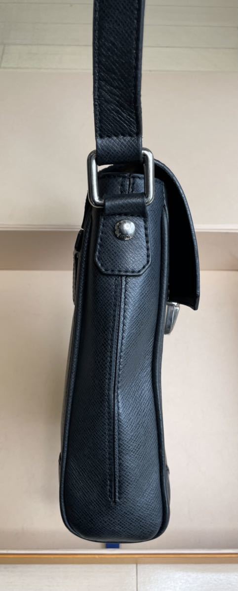Louis Vuitton Ruka Taiga ショルダーバッグ る | ykrfishing.com