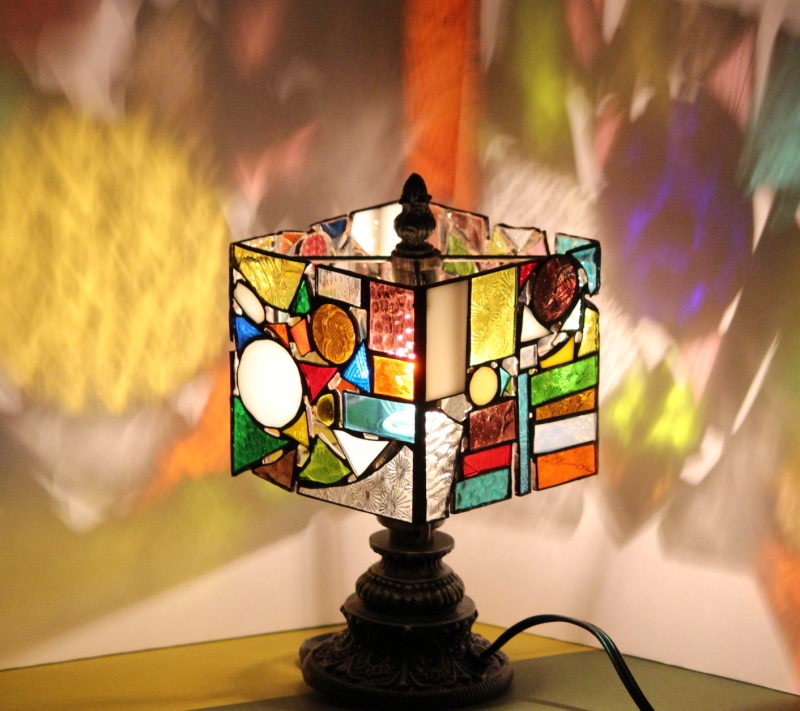 美品・可愛いステンドグラス 色彩鮮やかな手作り アンティーク調ランプ