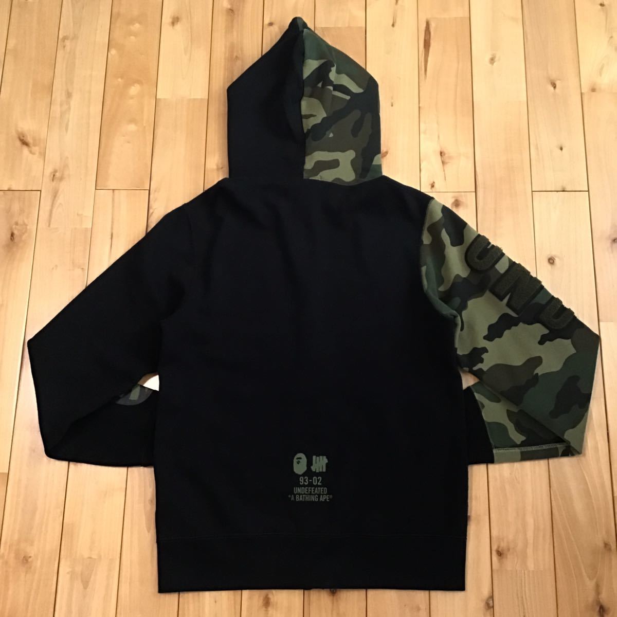 Undefeated × BAPE シャーク パーカー Mサイズ shark full zip hoodie a bathing ape エイプ ベイプ アンディフィーテッド 迷彩 i85_画像2