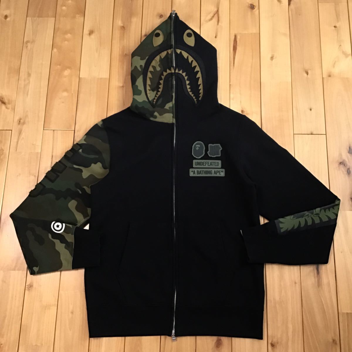 Undefeated × BAPE シャーク パーカー Mサイズ shark full zip hoodie a bathing ape エイプ ベイプ アンディフィーテッド 迷彩 i85_画像1