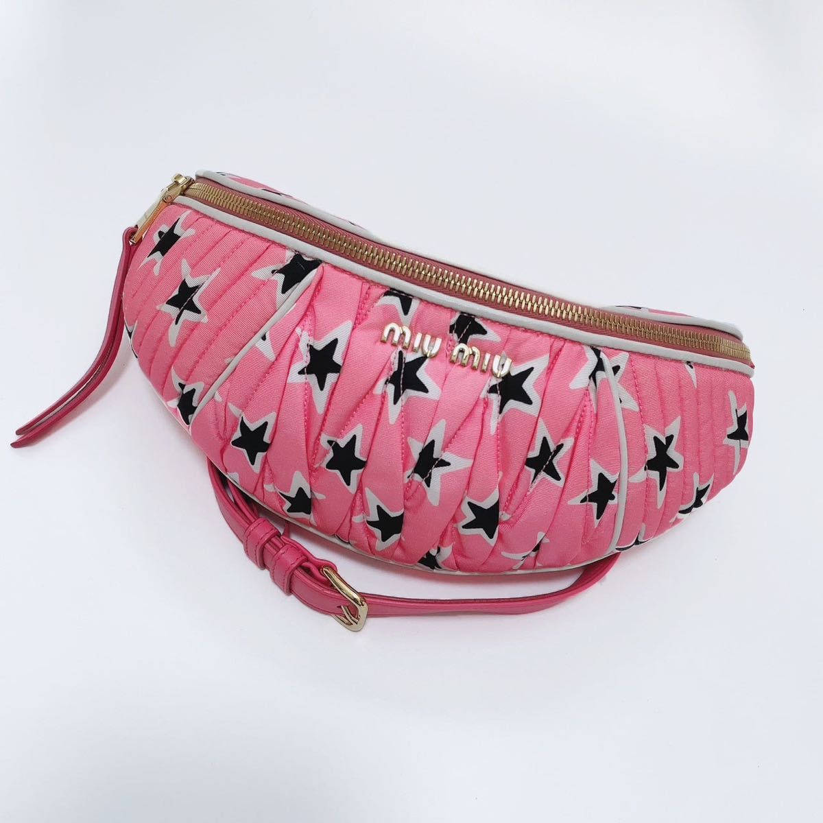 超人気 《新品》miumiu マトラッセ ウエストポーチ ハート柄 ウエスト