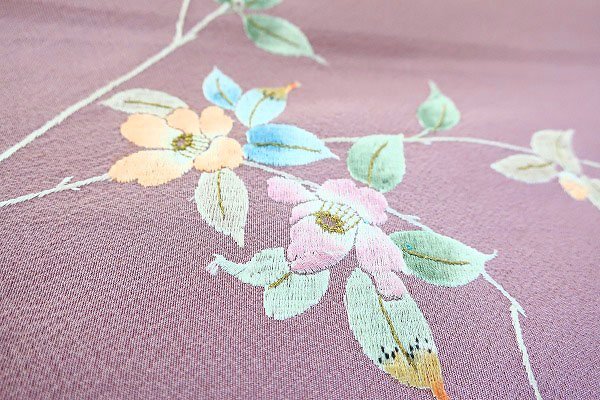 【送料無料】未使用品 訪問着 くすみピンク色 蔦 花 刺繍 身丈158.5cm 裄丈65cm お洒落 上品 正絹 m-4341_画像8