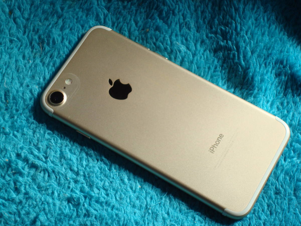 iPhone7 128GB iOS15.7.3 au解除 バッテリ交換済 液晶パネル交換済 送料無料
