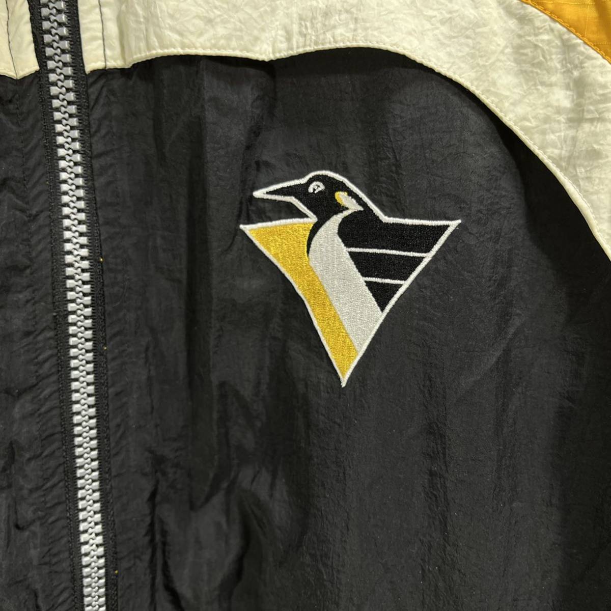■ ビンテージ STARTER NHL PENGUINS ペンギンズ 刺繍ロゴ フード収納 切り替えし フルジップ ナイロン ジャケット サイズXL ホッケー ■_画像2