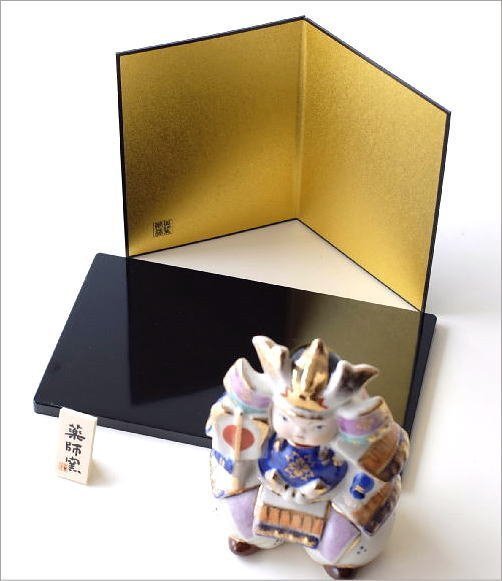 五月人形 コンパクト 磁器 陶器 おしゃれ 置物 オブジェ 兜 兜飾り かわいい こどもの日 陶彩 初陣大将 送料無料(一部地域除く) ksn3958_黒の角台、金屏風がセットになっています
